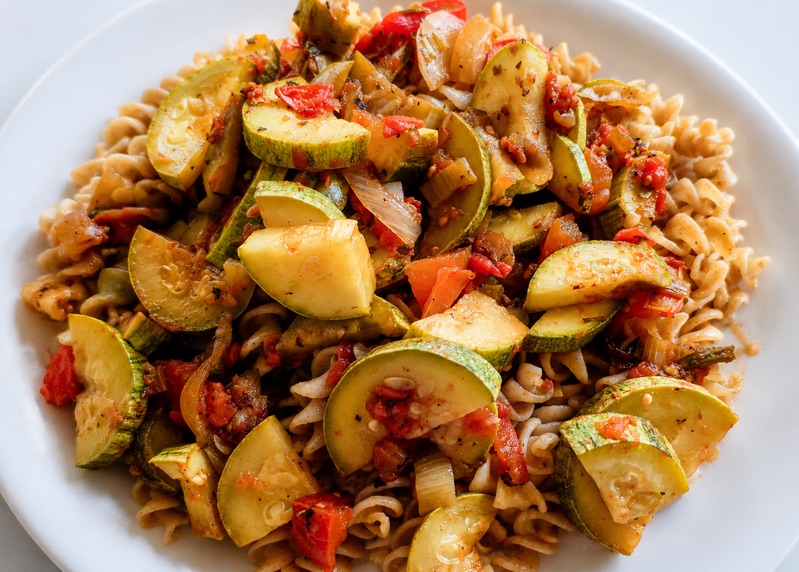Fideos con zucchini y salsa de tomate